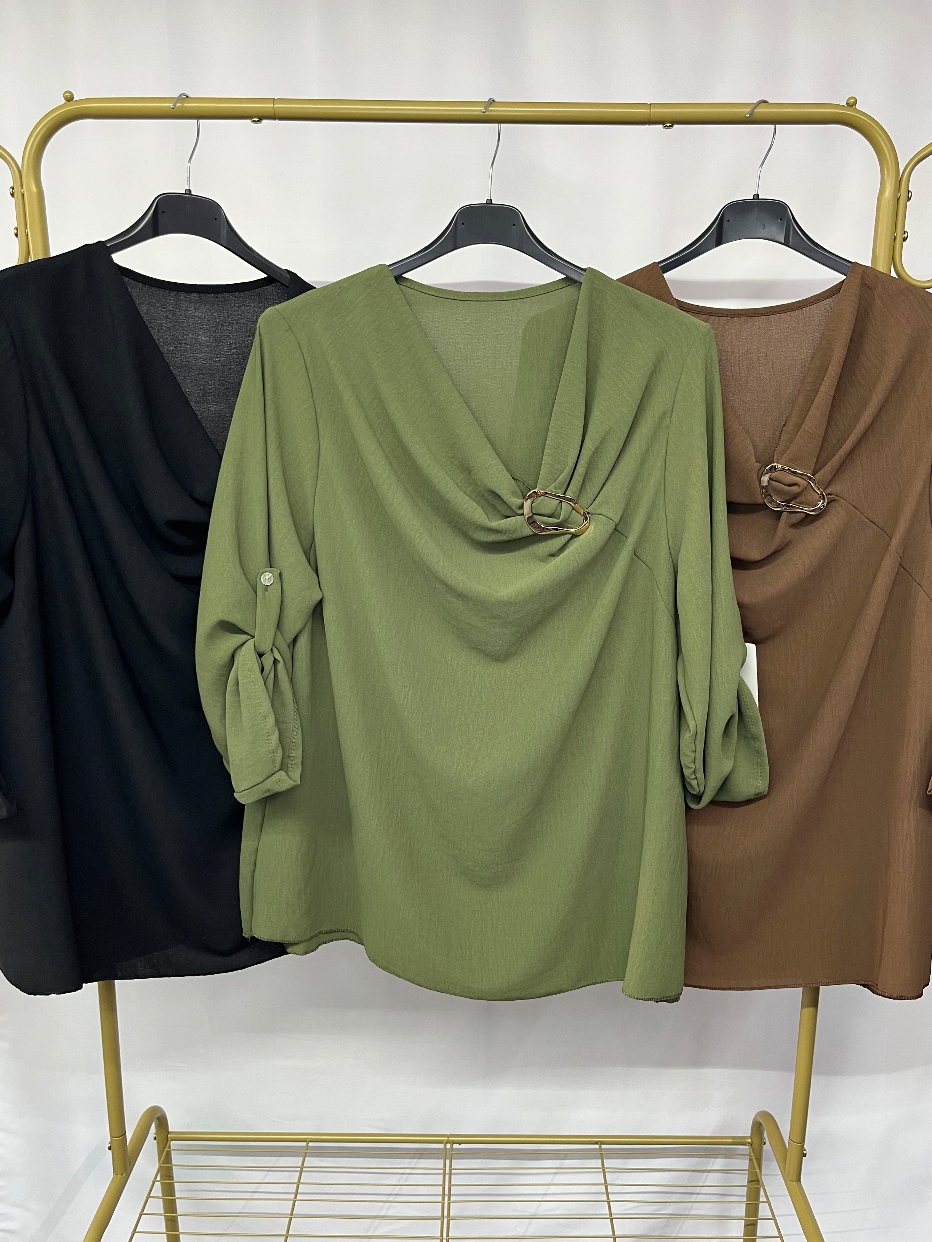 Camicia gioiello con scollo a V e maniche a risvolto