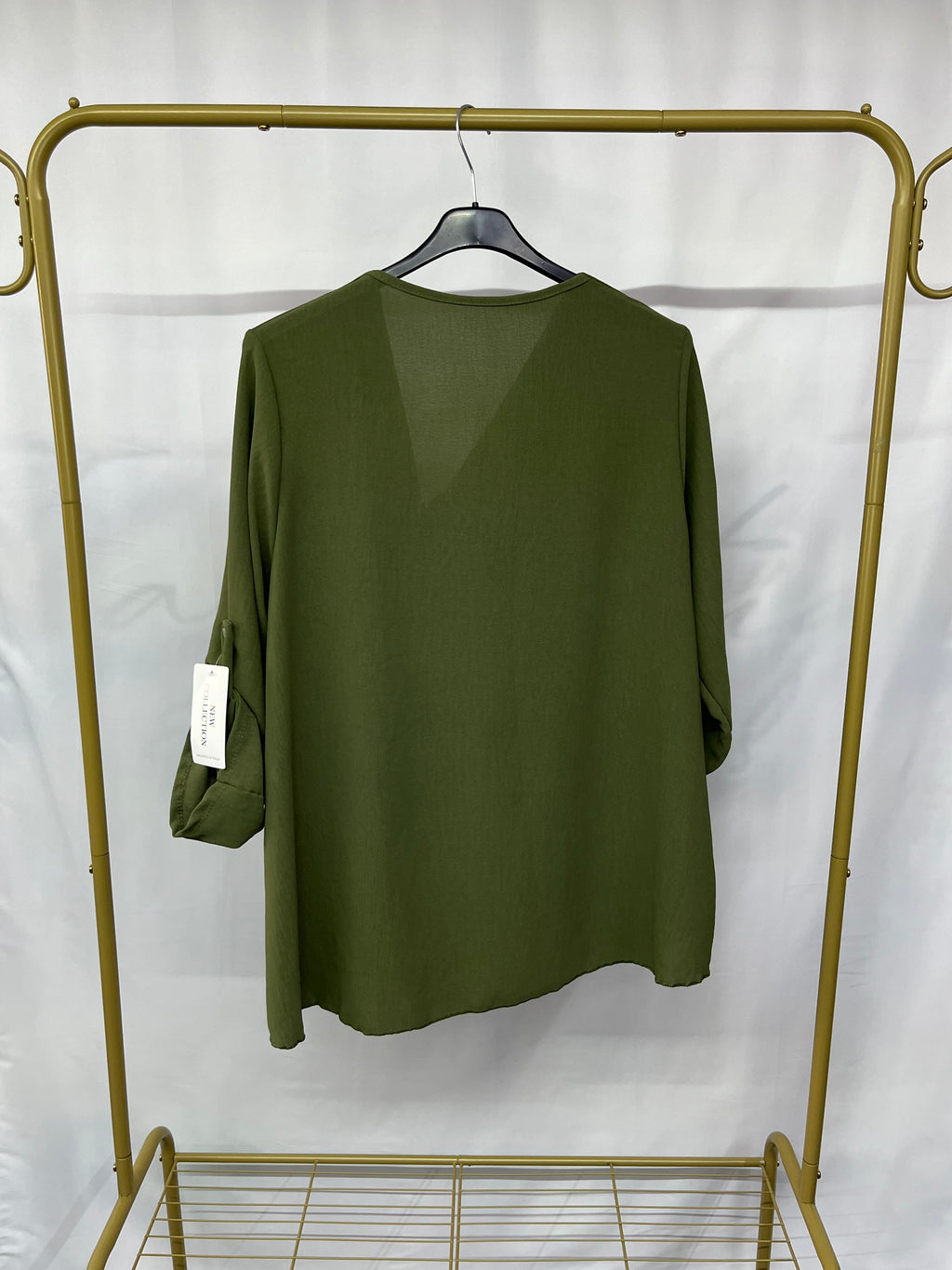 Camicia gioiello con scollo a V e maniche a risvolto