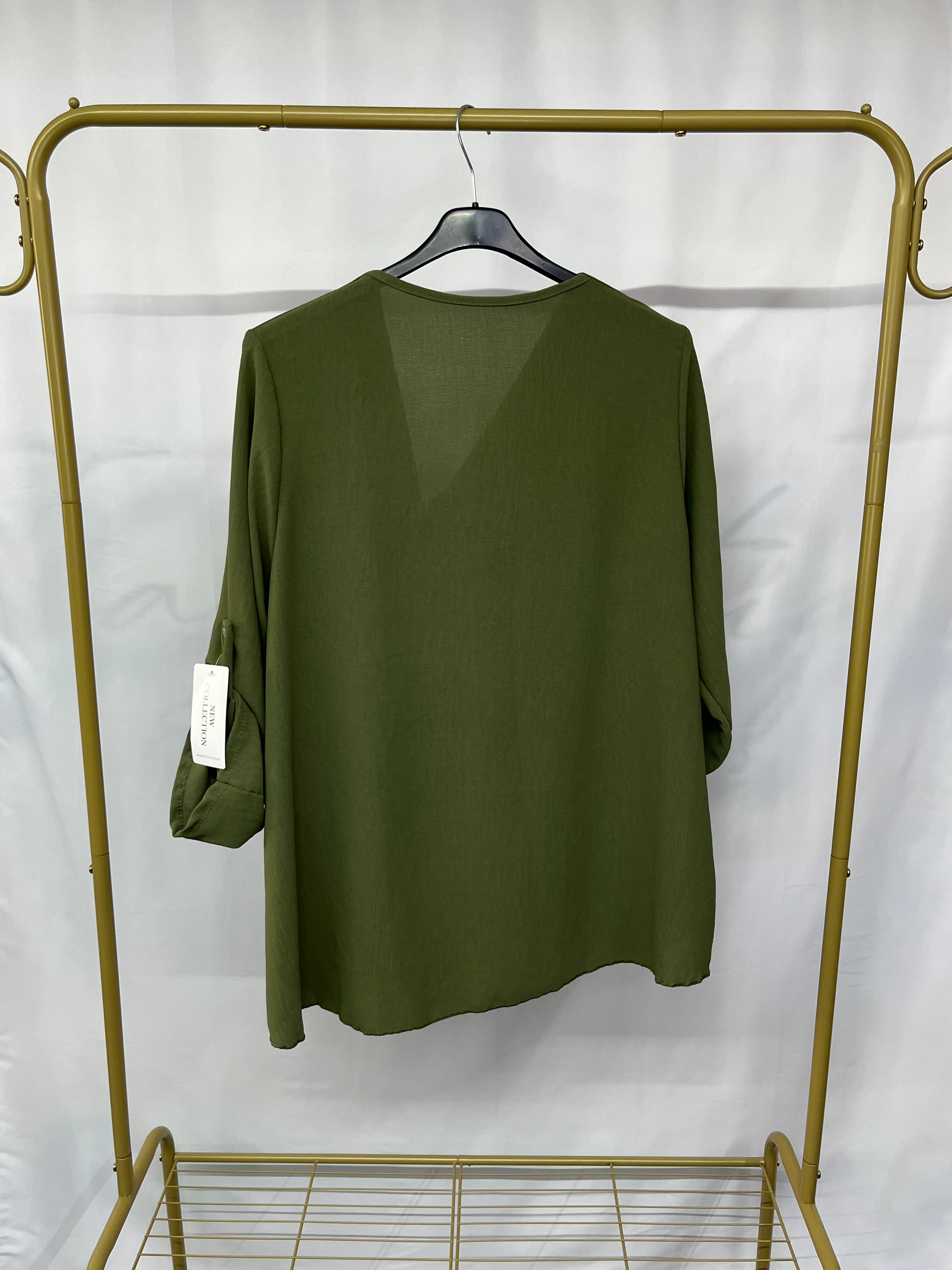 Camicia gioiello con scollo a V e maniche a risvolto