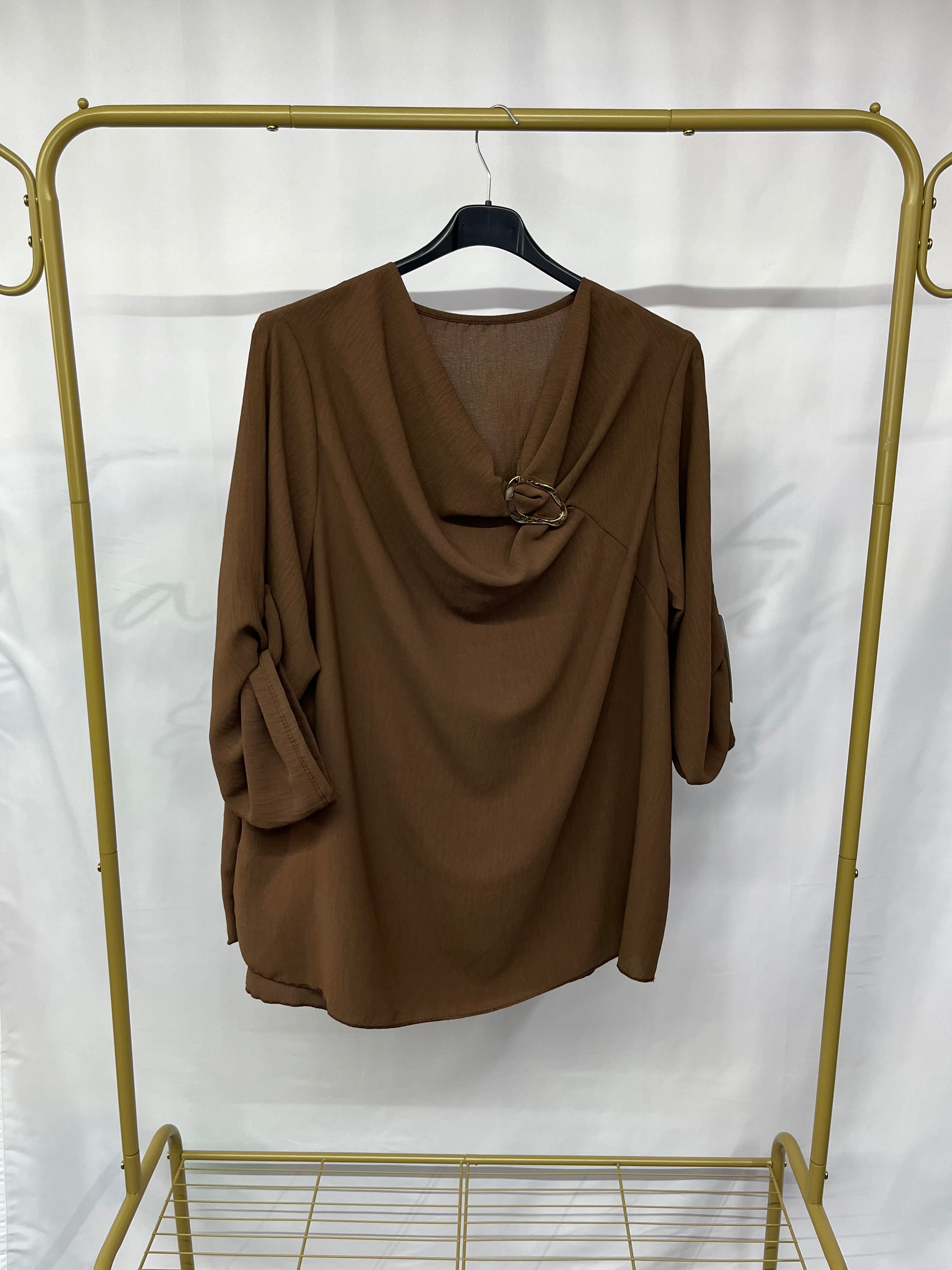 Camicia gioiello con scollo a V e maniche a risvolto