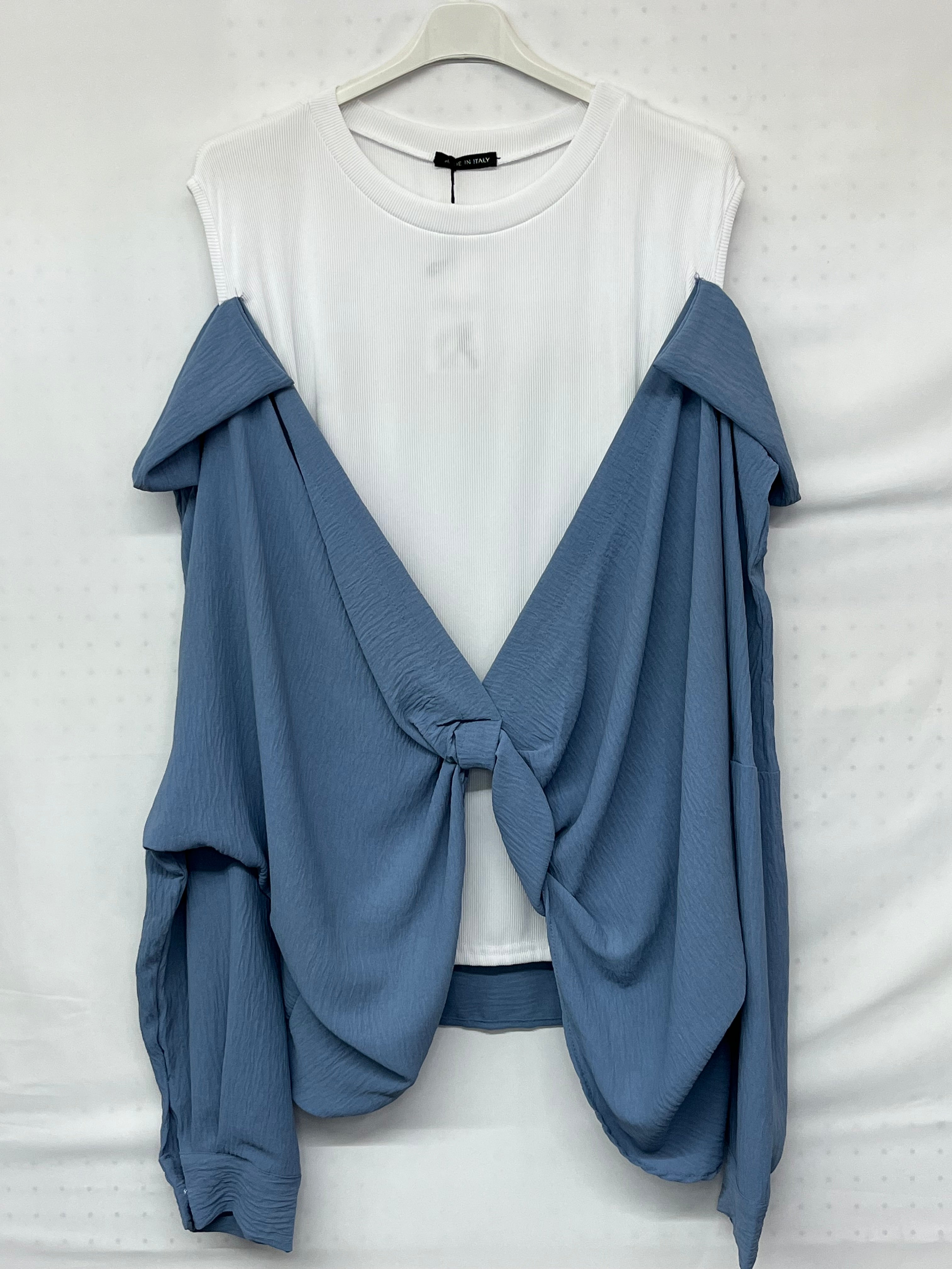 Maglietta con finta camicia ‘off the shoulder’
