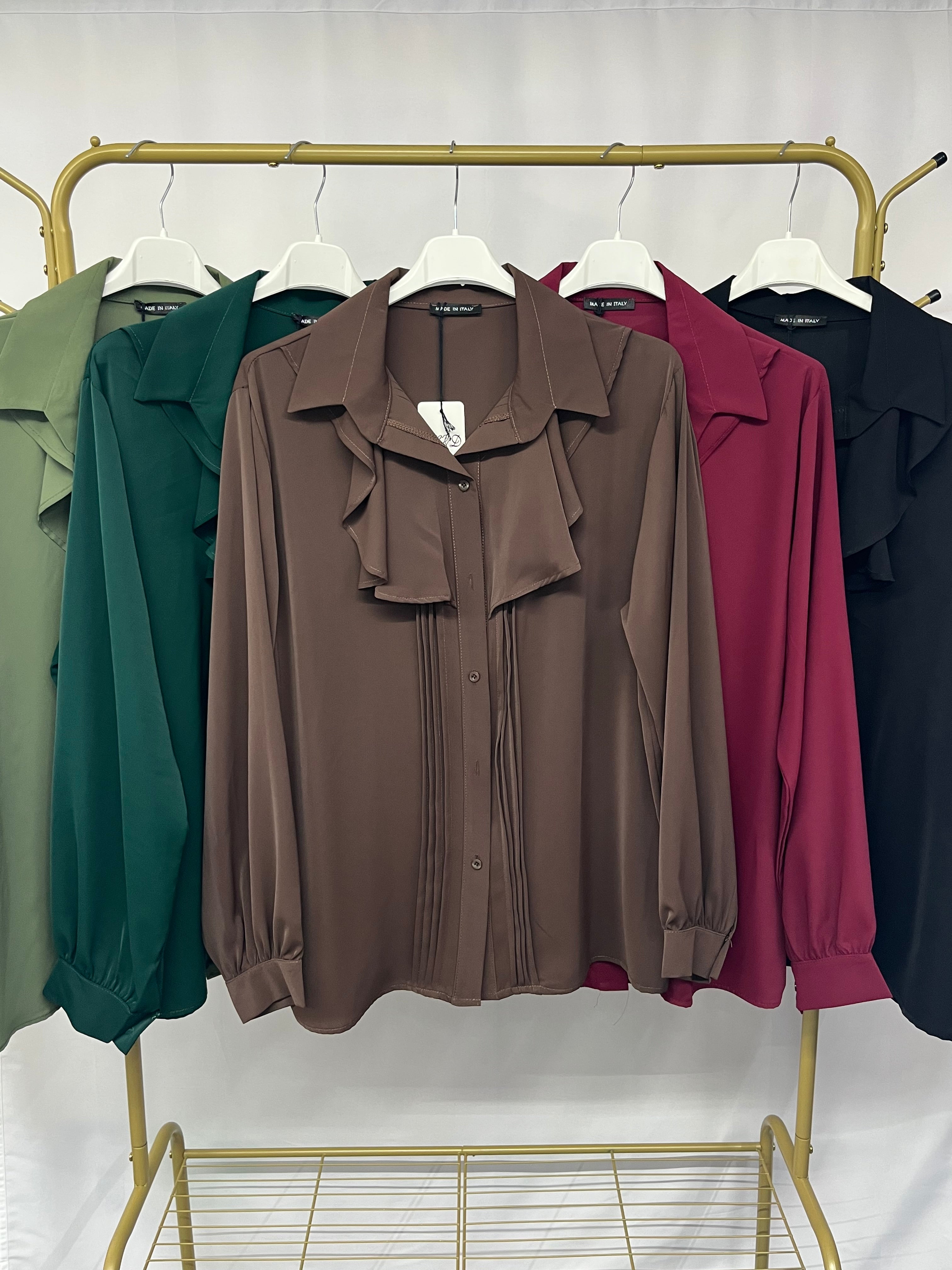 Camicia con scollatura particolare e dettaglio plissé