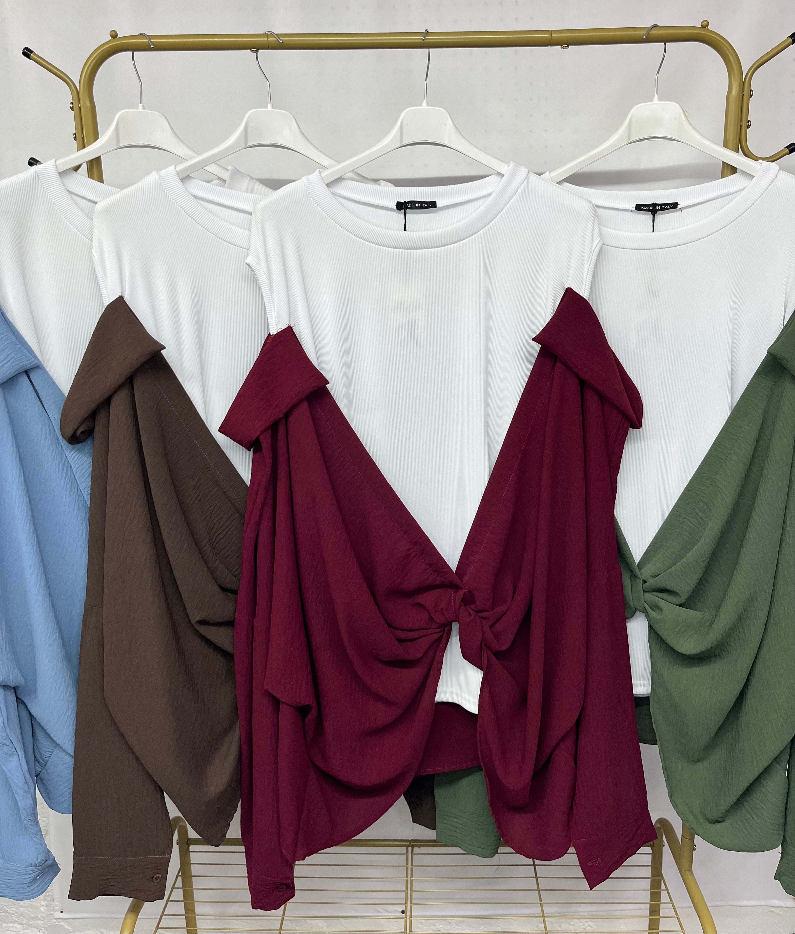 Maglietta con finta camicia ‘off the shoulder’