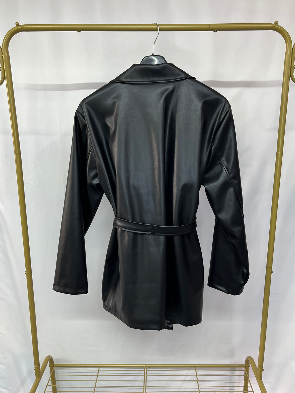 Giubbetto eco pelle stile trench con cintura in vita