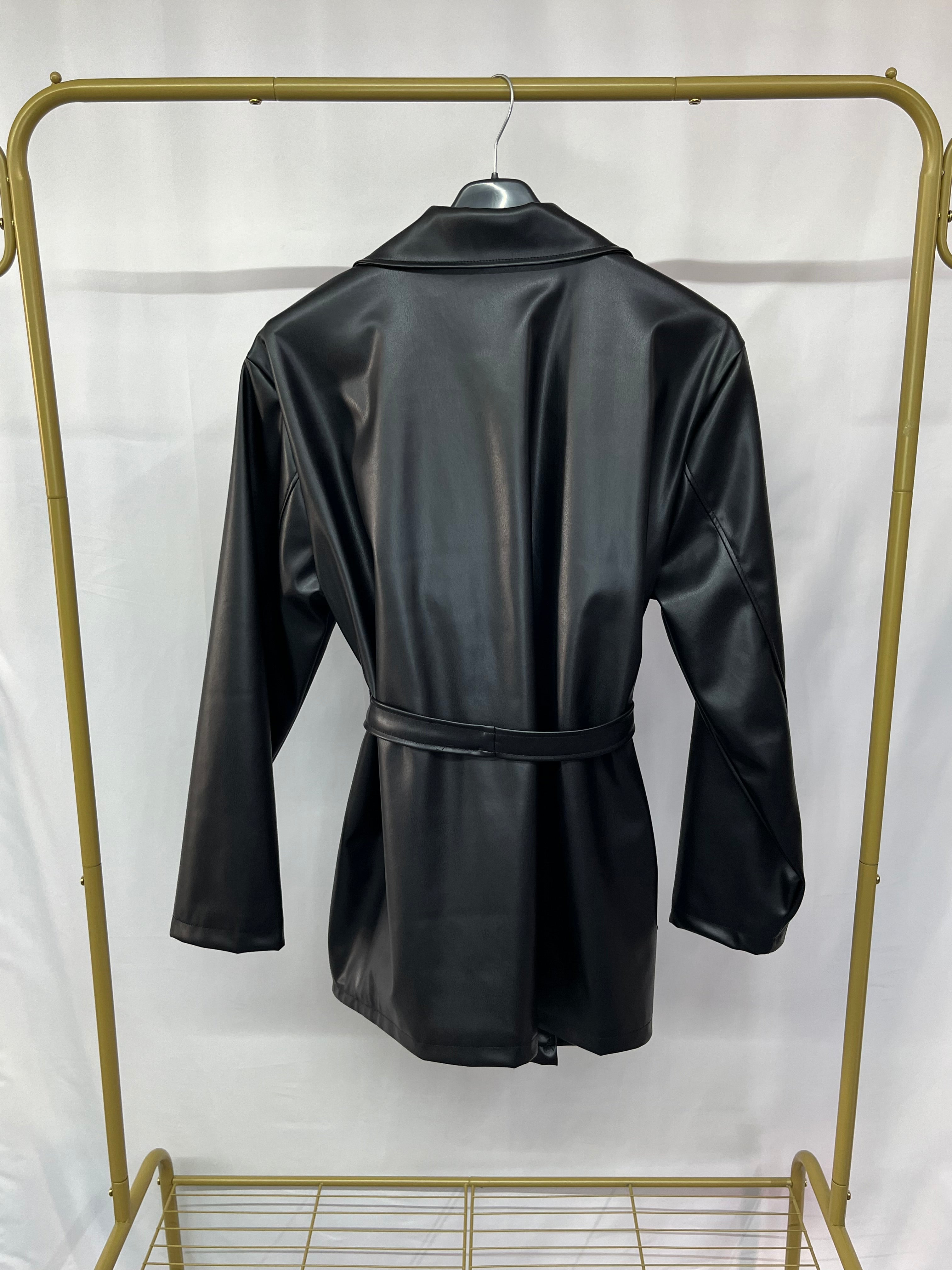 Giubbetto eco pelle stile trench con cintura in vita