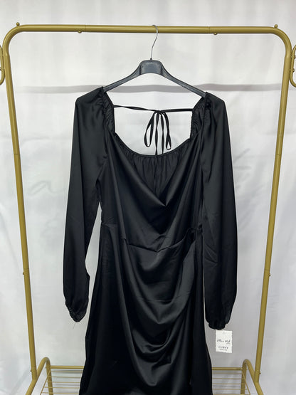 Vestito raso con scollo ad anello elasticizzato in vita