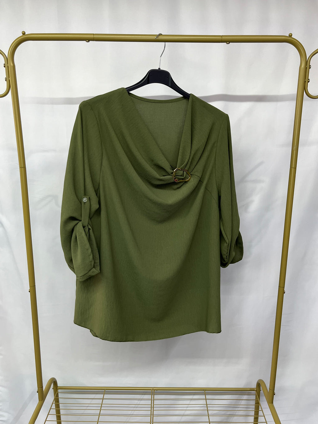 Camicia gioiello con scollo a V e maniche a risvolto