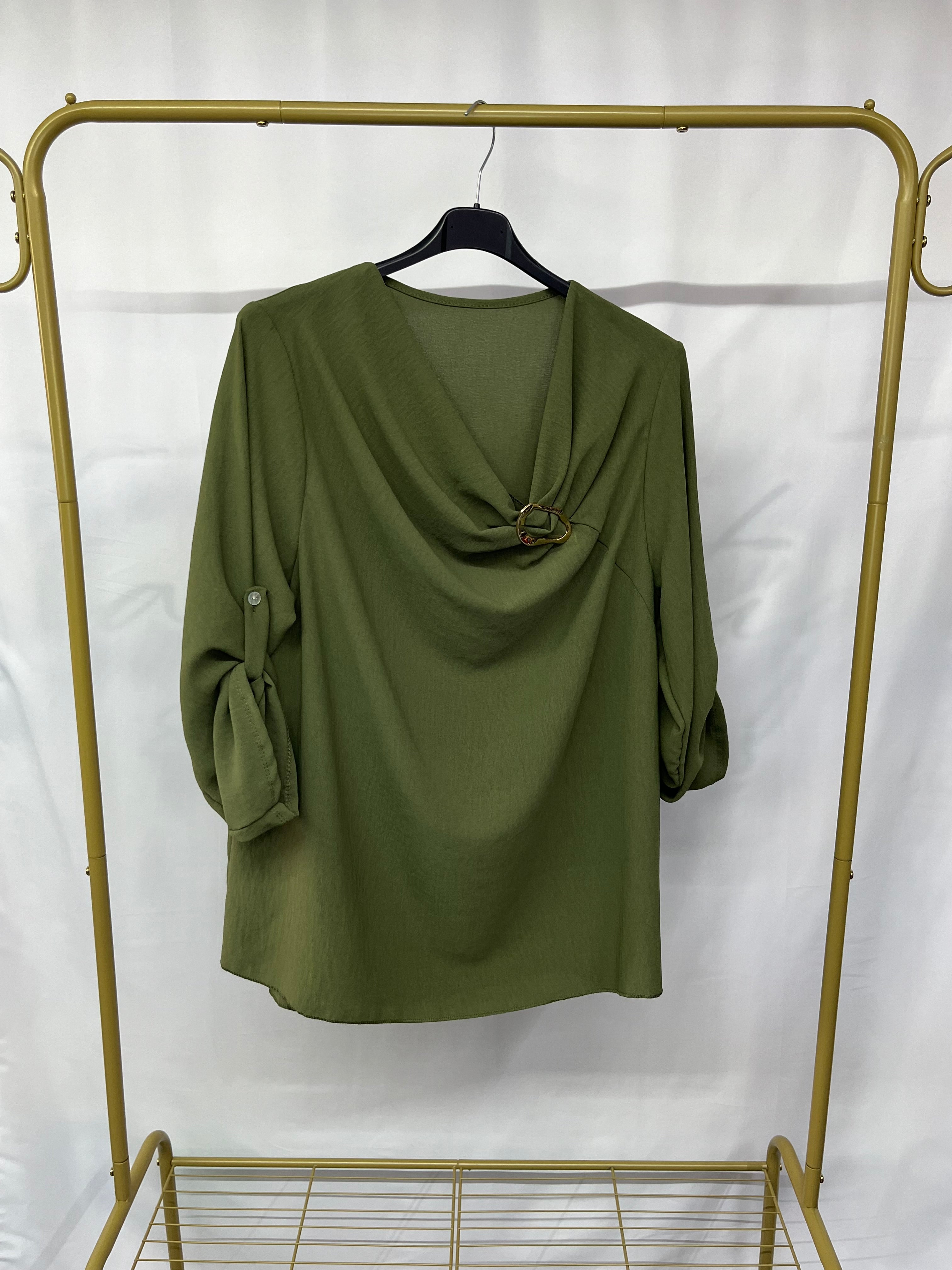 Camicia gioiello con scollo a V e maniche a risvolto
