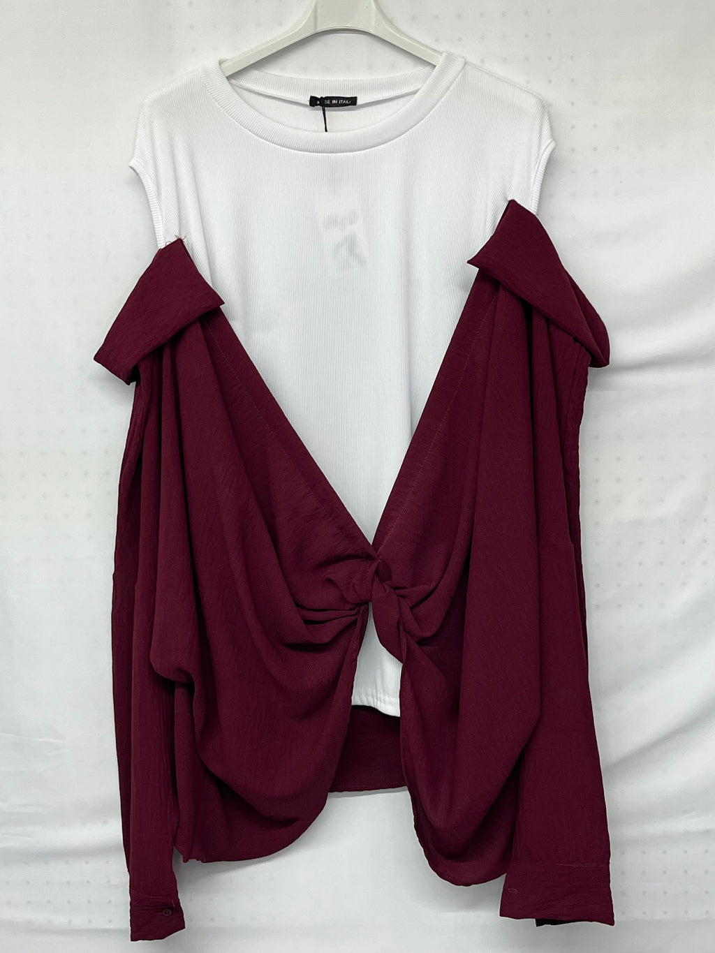 Maglietta con finta camicia ‘off the shoulder’