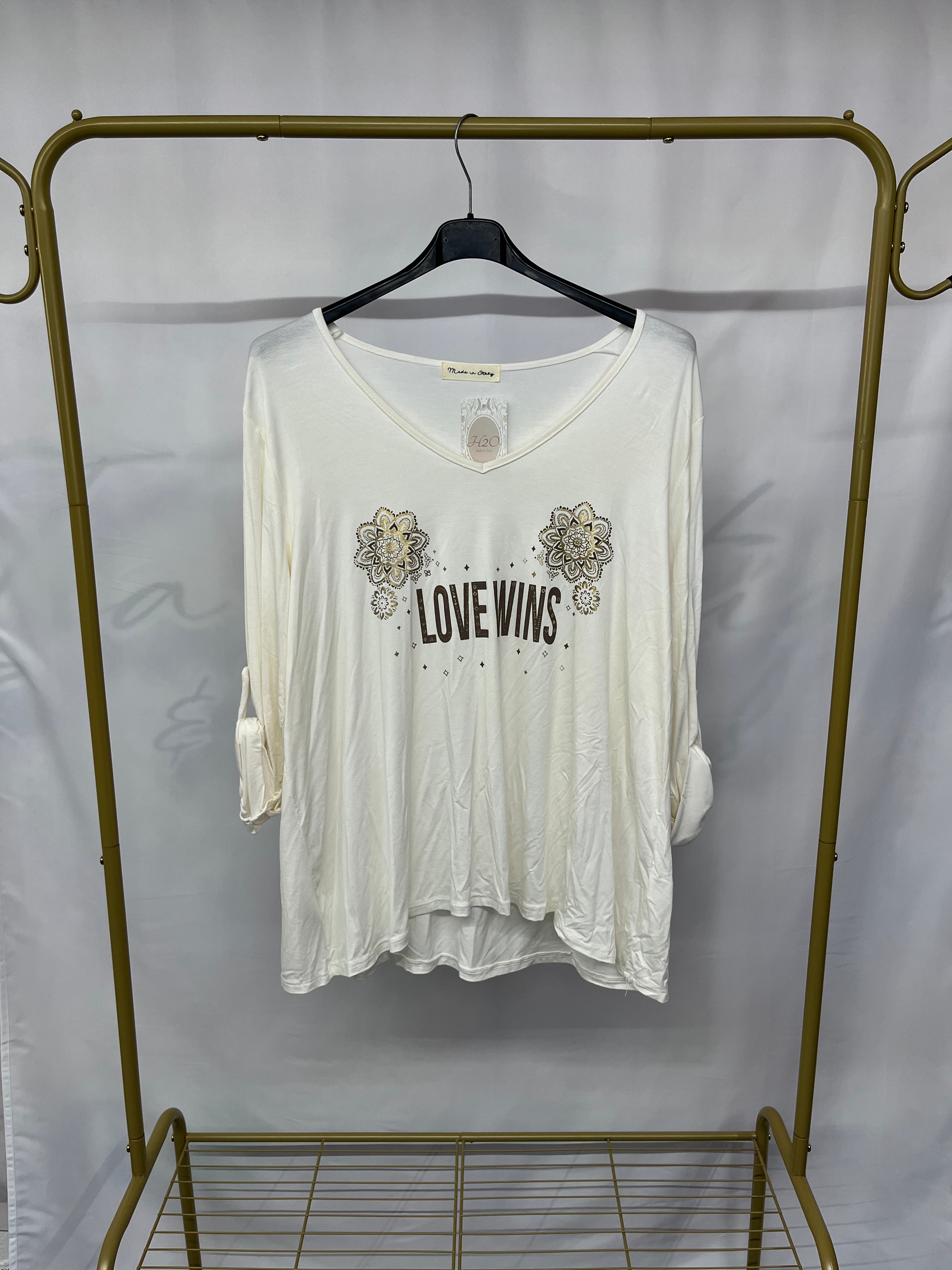 Maglietta stampa ‘Love Wins’ con maniche a risvolto e scollo a V