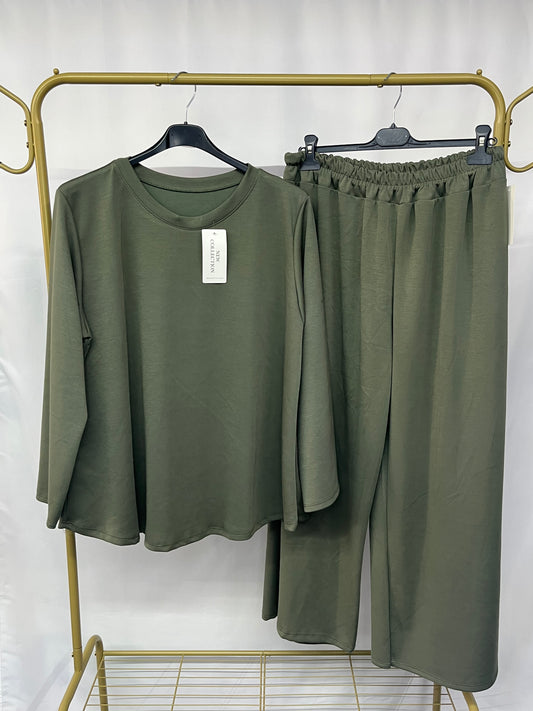 Tuta semplice con pantalone a palazzo