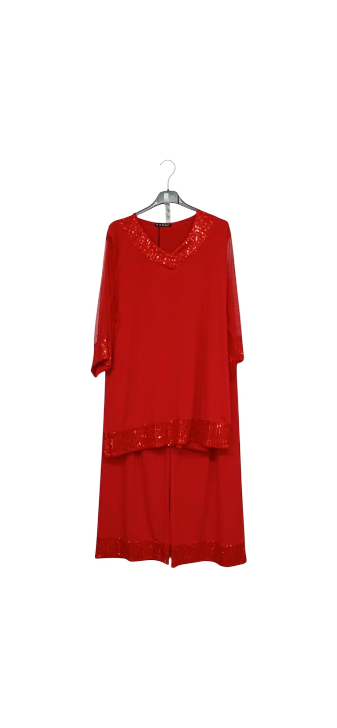 Completo con strass luccicanti sullo scollo maniche e bordi