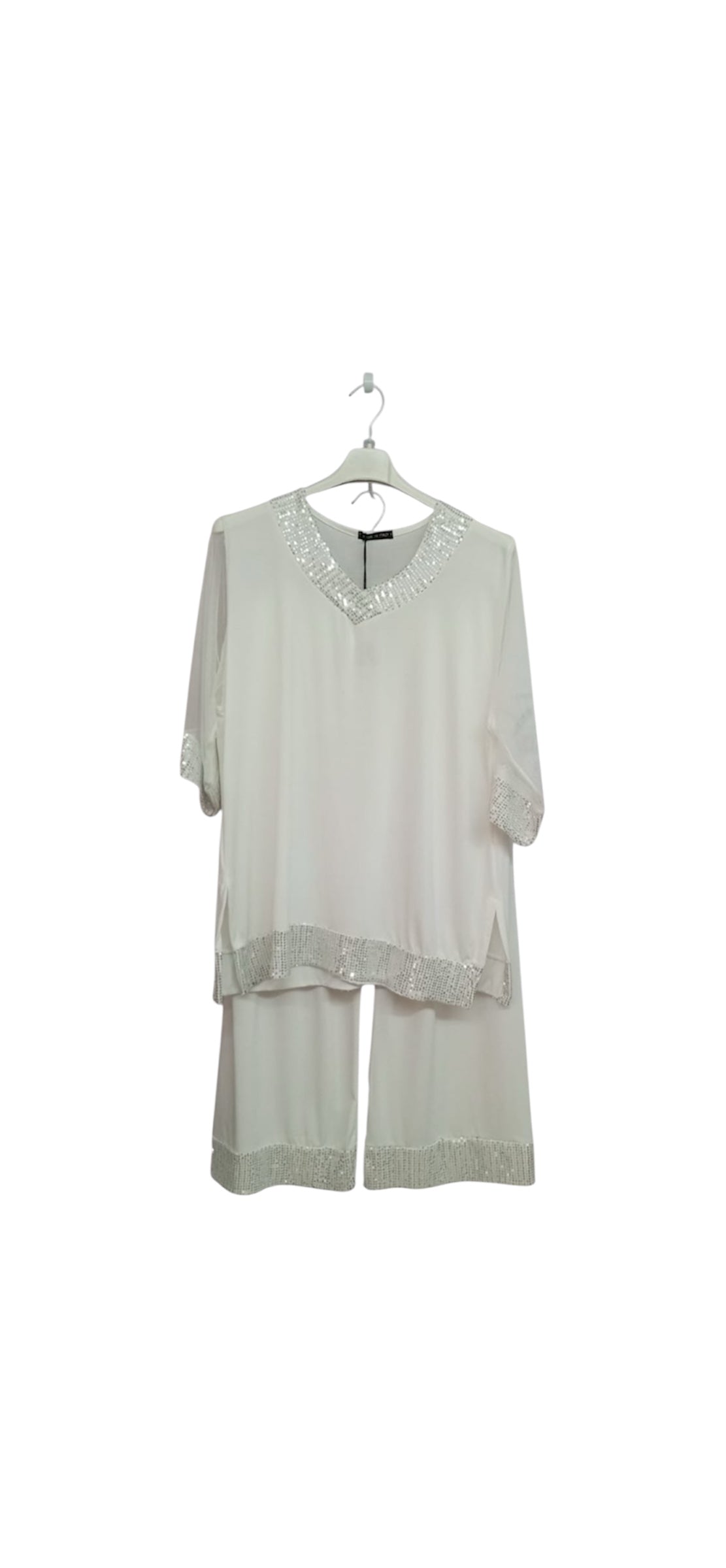 Completo con strass luccicanti sullo scollo maniche e bordi