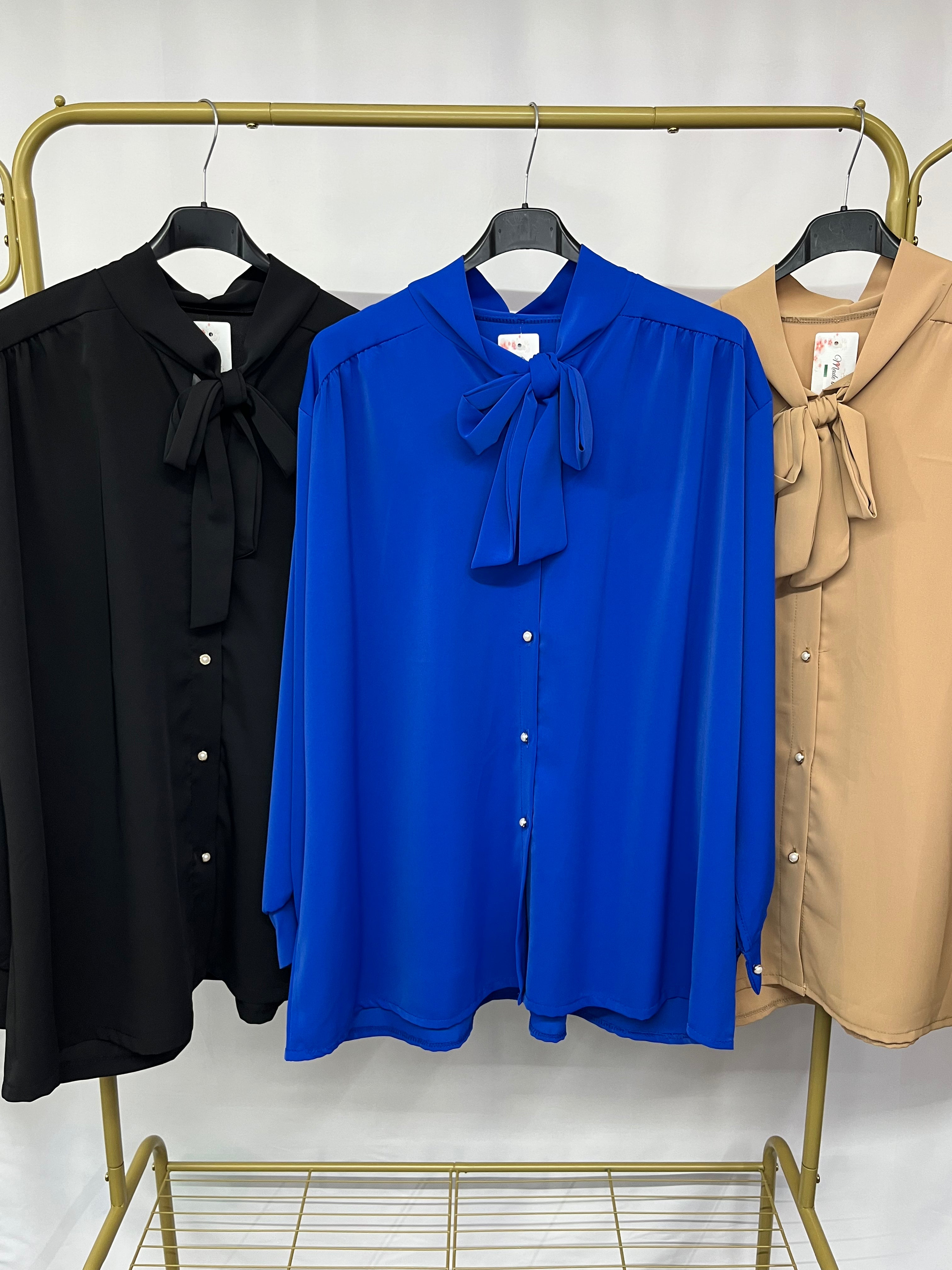 Camicia con scollo a cravatta e bottoncini