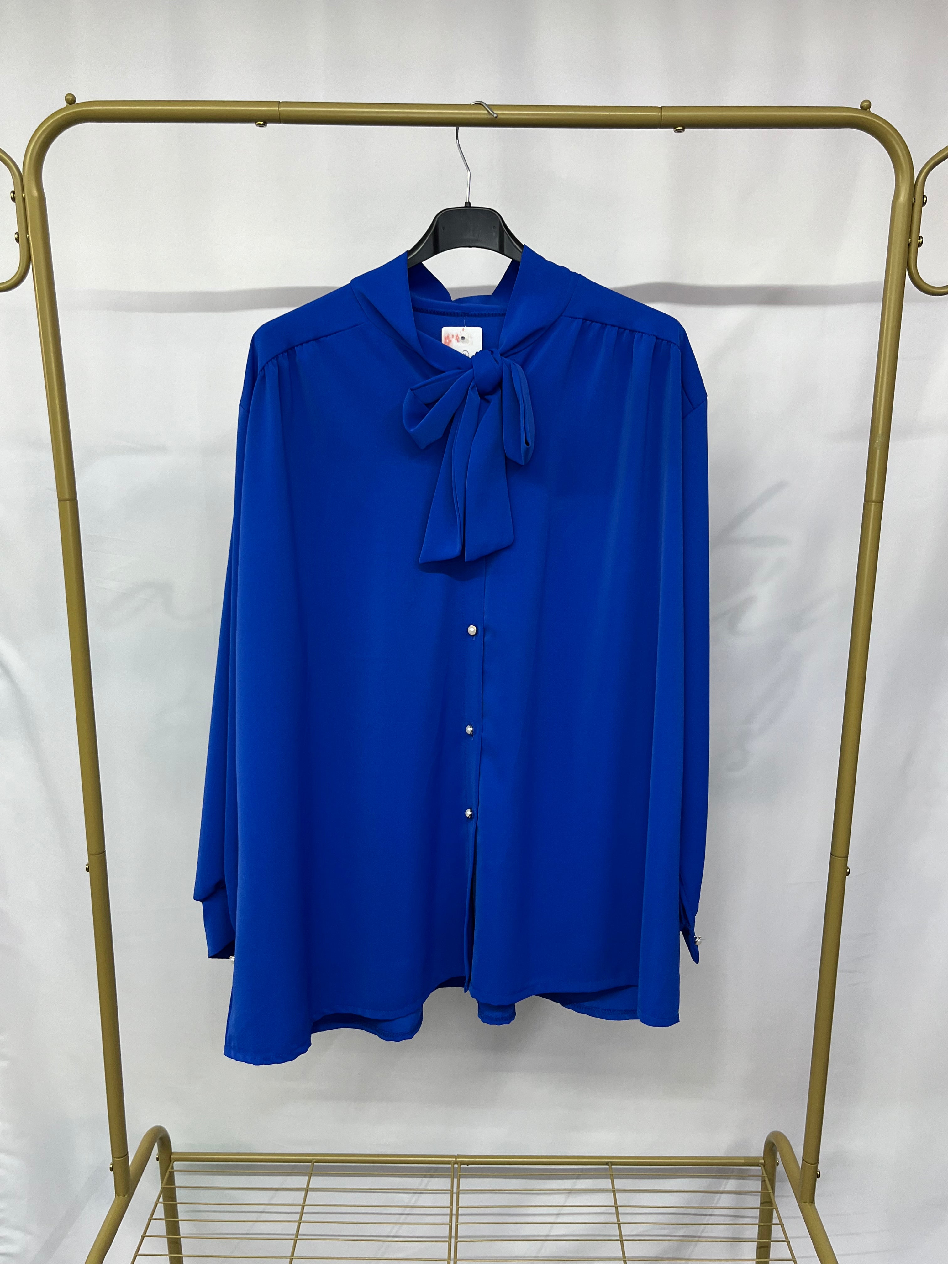 Camicia con scollo a cravatta e bottoncini