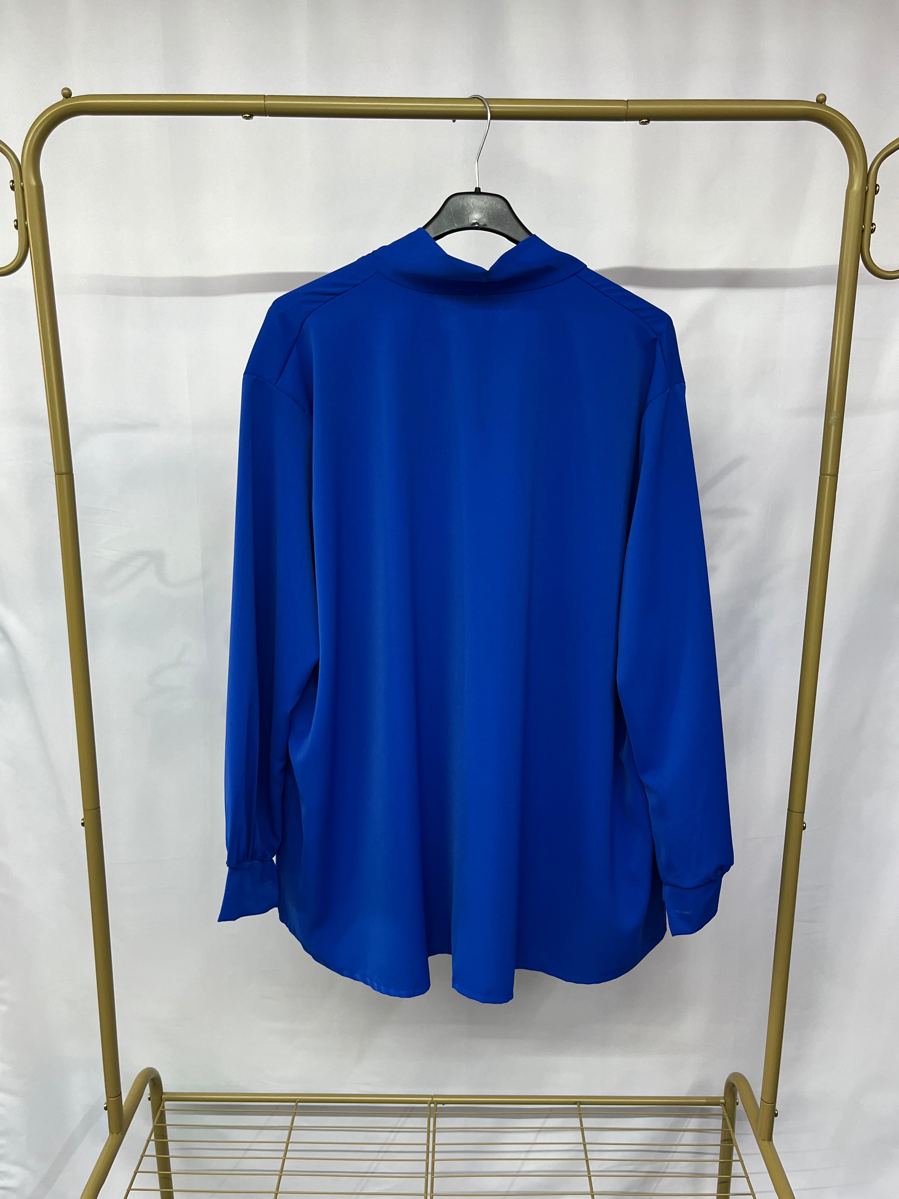 Camicia con scollo a cravatta e bottoncini