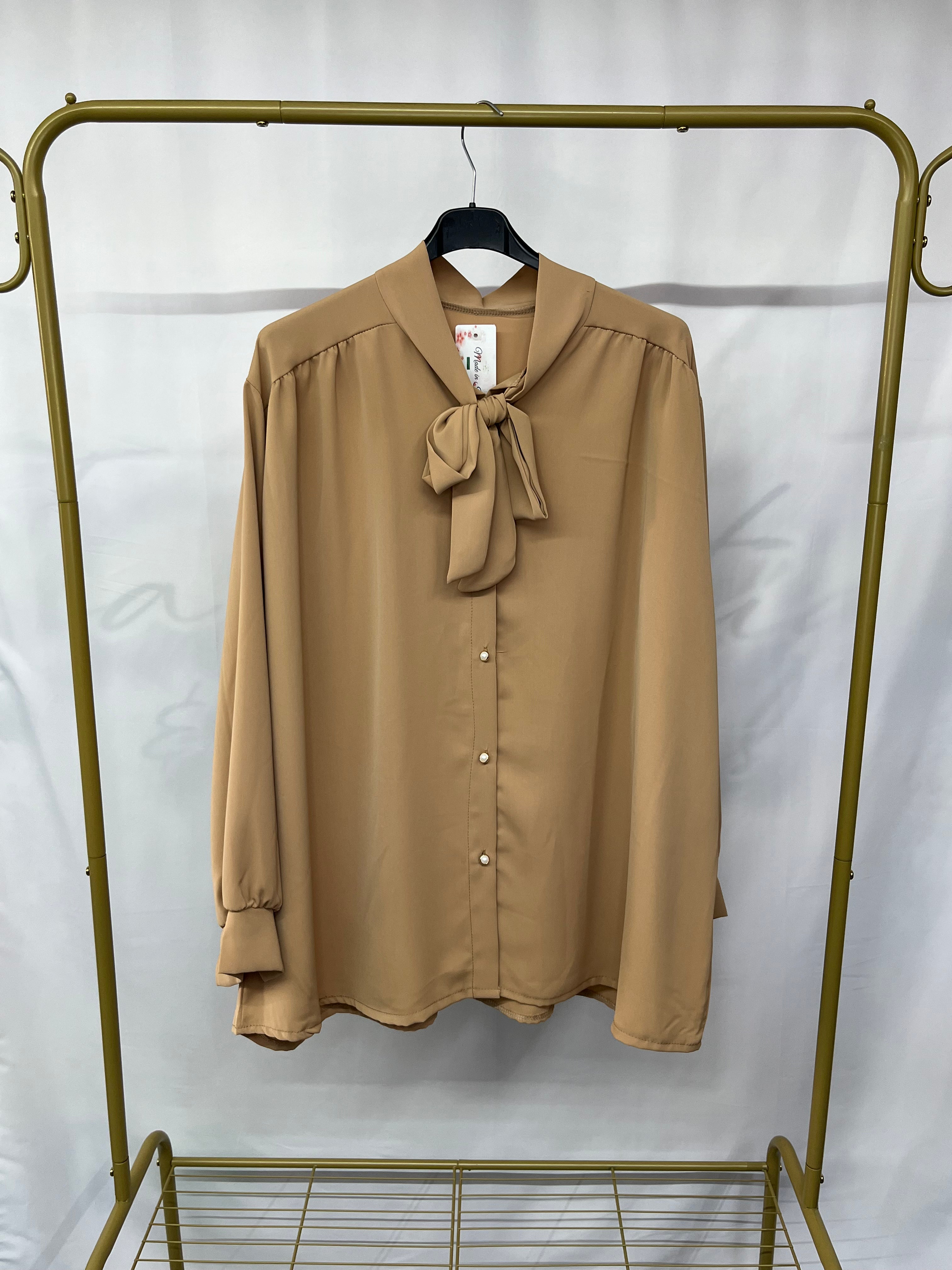 Camicia con scollo a cravatta e bottoncini