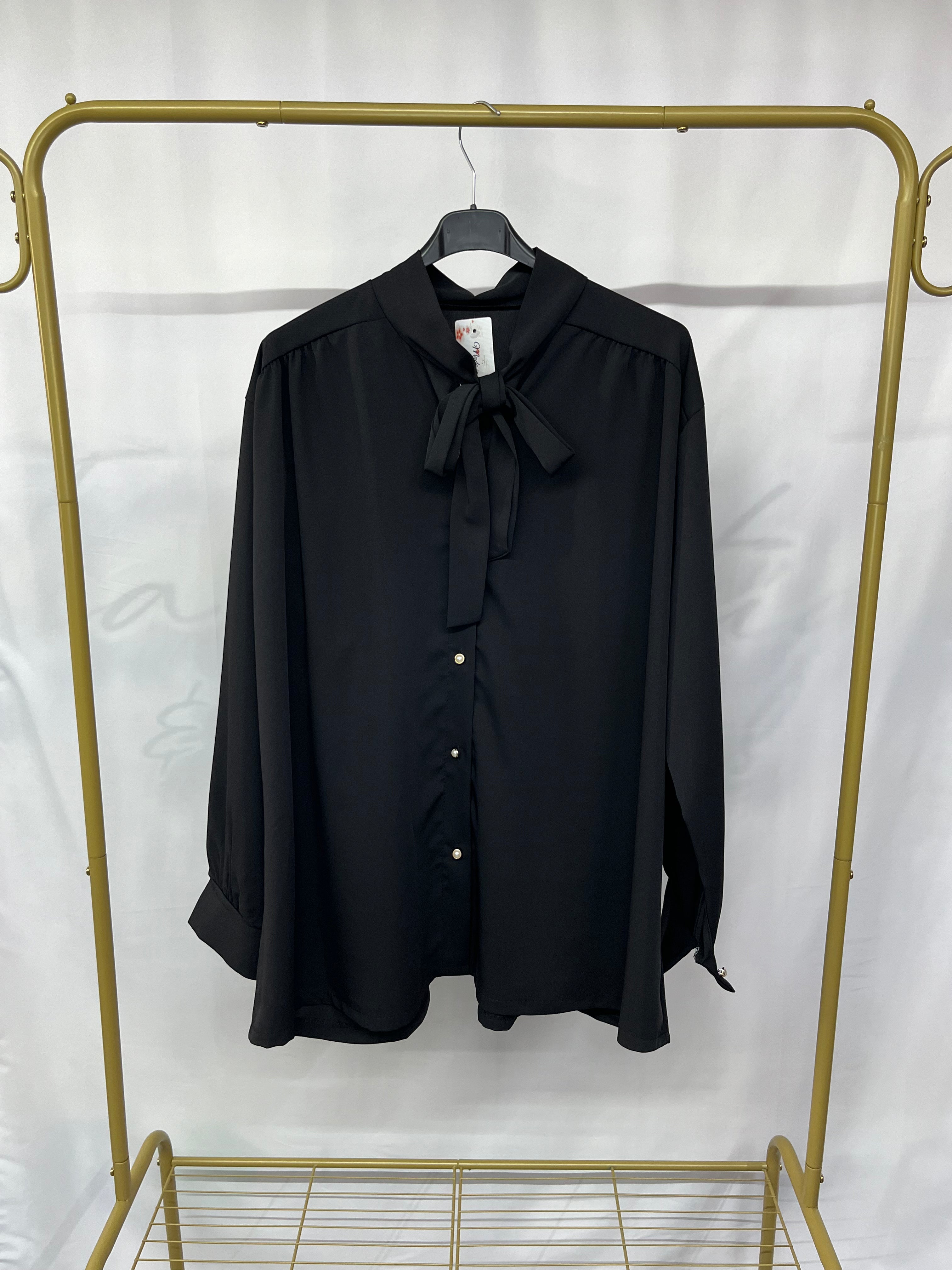 Camicia con scollo a cravatta e bottoncini